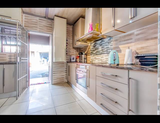 5 BEDROOM FREESTANDING FOR SALE IN MEREDALE